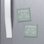 Imã Os Marcadores São Para O Quitters Personalizado Bo<br><div class="desc">Este design de nerd bonito para amantes de livros, livrarias, autores, escritores, amigos de clubes de livros ou leitores ávidos apresenta a citação engraçada "Os Marcadores São para Quitters" com duas pequenas ilustrações de livros sobre um fundo verde empoeirado. Personalize com uma linha de texto personalizado abaixo; perfeito para o...</div>