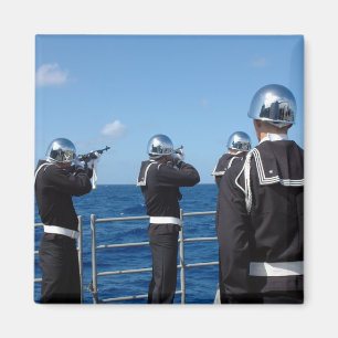 Imã Os marinheiros ateiam fogo a uma saudação de arm