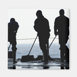 Imã Os marinheiros varrem para fora a baía do hangar