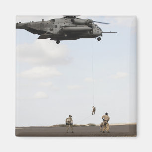 Imã Os pararescuemen da força aérea conduzem uma