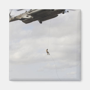 Imã Os pararescuemen da força aérea conduzem uma