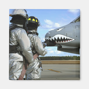 Imã Os sapadores-bombeiros distribuem uma mangueira de