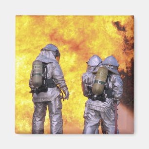 Imã Os sapadores-bombeiros extinguem um fogo de aviõe