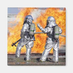 Imã Os sapadores-bombeiros lutam um fogo simulado