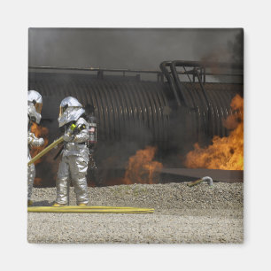 Imã Os sapadores-bombeiros neutralizam um fogo vivo