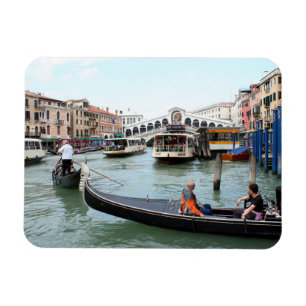 Ímã Os turistas na gôndola olham a ponte de Rialto,