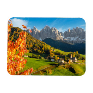 Ímã Outono em uma paisagem das dolomites com igreja