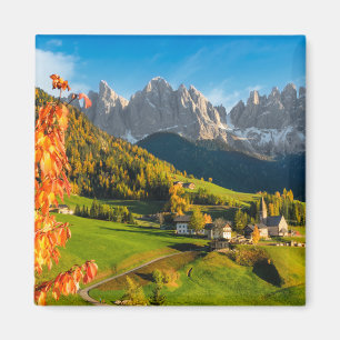 Imã Outono em uma paisagem das dolomites com igreja