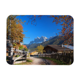 Ímã Outono em uma vila nas dolomites em Italia