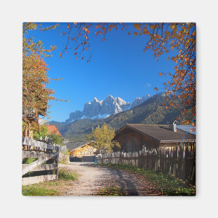 Imã Outono em uma vila nas dolomites em Italia