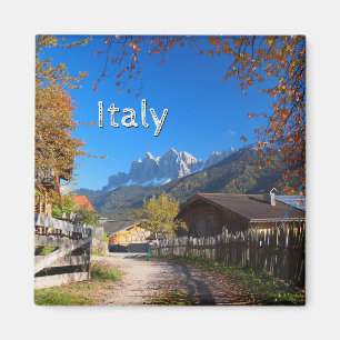 Imã Outono em uma vila nas dolomites em Italia