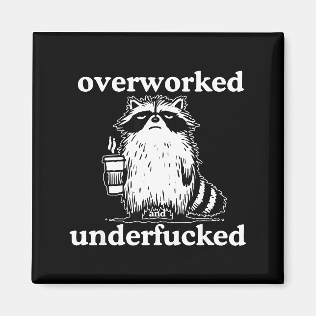 Imã Overworked And Underfored Funny Raccoon Coffee Say (Frente)