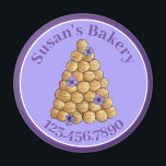 Imã Padaria pastelaria Chef Croquembouche Casamento Co<br><div class="desc">Design apresenta uma ilustração original de um croquembouche, um bolo de casamento francês tradicional feito com bolos de pastelaria de choux (sopros de creme), guarnecido com flores pansy roxas. Ideal para bolo de casamento, padaria, pastelaria francesa, planejador de casamento ou outros negócios relacionados a noivas ou casamento. Apenas personalize com...</div>