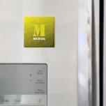 Imã Padrão de malha geométrica amarela Monograma<br><div class="desc">Monograma Personalize com seu nome e inicial personalizados. O padrão geométrico do gradiente amarelo triangular ombre. Malha geométrica triangular com design de gradiente máximo legal.</div>