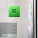 Imã Padrão de malha geométrica verde claro Monograma<br><div class="desc">Monograma Personalize com seu nome e inicial personalizados. O padrão geométrico de gradiente verde claro da malha geométrica triangular ombre. Malha geométrica triangular com design de gradiente máximo legal.</div>