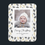 Ímã Padrão Dourado de presentes preto-e-branco com scr<br><div class="desc">Envie cartões de natal personalizáveis e personalizados para amigos, colegas e familiares em um simples, minimalista, elegante, divertido, festivo e moderno ímã fotográfico! Um belo quadro de variedade de ouro e presentes de Natal pretos e presentes envoltos com fitas rodeia sua foto. A saudação "Feliz Natal" está escrita em caligrafia...</div>