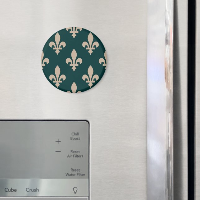 Imã Padrão Flor de Lis, Creme Real Francês no Verde (In Situ (Fridge))
