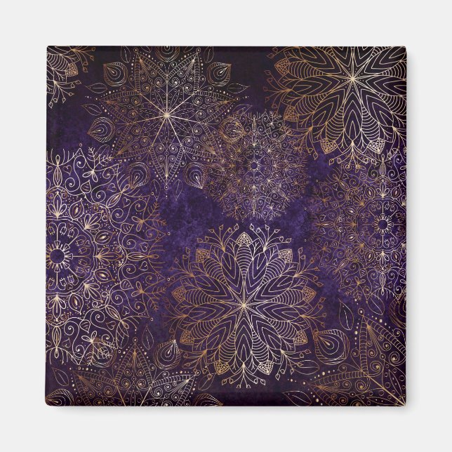 Imã Padrão Floral de Mandala Elegante Dourado e Roxo (Frente)