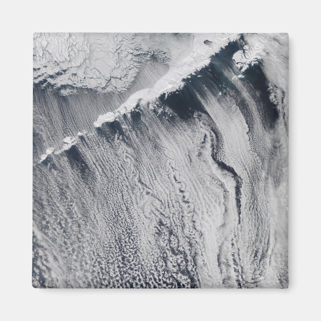 Imã Padrões em nuvem visíveis sobre a ilha de Aleutas (Frente)