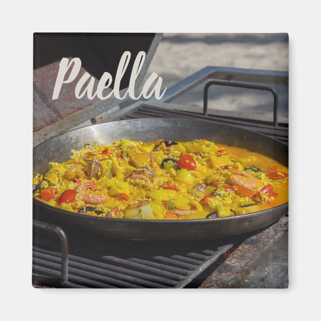 Imã Paella é cozida em um presente de grelhador para o (Frente)