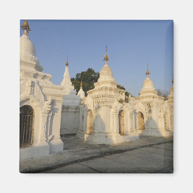 Imã Pagode Kuthodaw em Mandalay, conhecida como a (Frente)