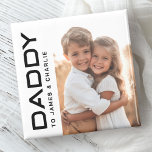 Imã Pai para crianças nomes dia de os pais de fotos<br><div class="desc">Imã de geladeira com sua foto personalizada e o texto "Pai" em uma fonte moderna com os nomes das crianças ou outro texto personalizado à direita. Cores pretas e brancas ou personalizadas.</div>