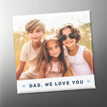 Imã Pai que te amamos, dia de os pais azul.<br><div class="desc">Imagem com sua foto personalizada e o texto "Pai,  nós te amamos",  abaixo flanqueado por corações azuis leves.</div>