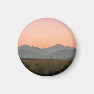 Imã Paisagem de Montanhas Serenas com Pôr do Sol Rosa 