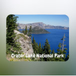 Ímã Paisagem do Parque Nacional do Lago Crater<br><div class="desc">Íman flexível de 3 x 4 polegadas que apresenta uma foto cênica das águas azuis da safira e Ilha Wizard no Parque Nacional do Lago Crater,  localizado no estado noroeste do Pacífico,  Oregon. Faz um viagem de souvenir excelente!</div>