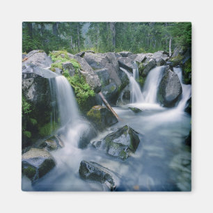 Imã Paraíso Creek flui para baixo declives do Monte