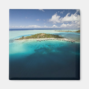 Imã Parasailing sobre a bela lagoa de Bora