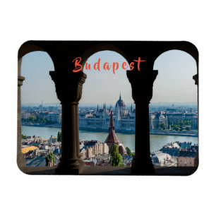 Ímã Parlamento de Budapeste através de um arco
