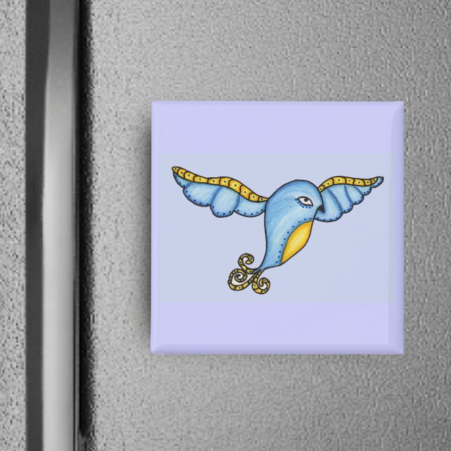 Imã Pássaro Azul No Magnete De Voo (Flying fantasy bluebird with yellow scrolled tail on blue square magnet.)