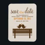 Ímã Pássaros do Amor no Park Bench Wedding<br><div class="desc">Casamento Salve os anúncios de data ou favores apresentam uma ilustração adorável de dois pássaros empoleirados em uma bancada de parque. Perfeito para qualquer outono, inverno, verão ou casamento da primavera. Visite nossa loja para fazer a correspondência de produtos e mais papelaria de noiva, como convites para casamento, notas de...</div>