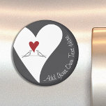 Imã Pássaros Modernos Simples no Amor Coração Vermelho<br><div class="desc">O design do produto apresenta duas pombas brancas que se revoltam e olham para cima em direção a um coração. Pombas brancas são símbolos de amor, sorte, paz e prosperidade. Esta simples ilustração de aves faz ímãs modernos e únicos com texto personalizado para os seus favoritos para festas de aniversário,...</div>