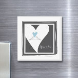 Imã Pássaros personalizados com amor, coração azul cla<br><div class="desc">O design do produto apresenta duas pombas brancas que se revoltam e procuram um coração azul claro para cima. Pombas brancas são símbolos de amor, sorte, paz e prosperidade. Esta simples ilustração de aves faz um belo ímã moderno e único com texto personalizado para casamento, aniversário ou qualquer outra ocasião...</div>