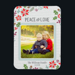 Ímã Paz e Amor | Foto de Férias<br><div class="desc">O moderno ímã fotográfico de feriado em estilo florestal apresenta "Peace & Love" com texto personalizado, e ilustrações de folhas sagradas de Natal, bagas, poinsetos, galhos de pinheiros e bolotas que enquadram a foto quadrada. O fundo tem uma aparência sutil de textura de cinzas leves. Design inclui cores vermelha, arrojada,...</div>
