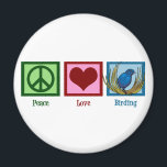 Imã Peace Love Birding<br><div class="desc">Um presente bonito para um pássaro. Um sinal de paz,  coração,  e um pássaro azul construindo um ninho. Eu adoro presentes para observar pássaros.</div>
