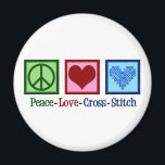 Imã Peace Love Cross Stitch<br><div class="desc">Bonito presente para alguém que ama criar coisas. Este presente da Cross Stitch do Peace Love apresenta um sinal de paz,  coração e um bonito coração de padrão cruzado.</div>