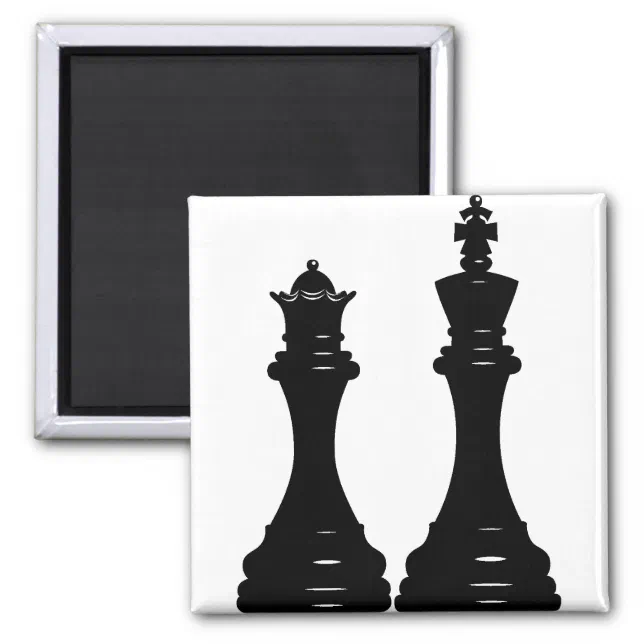 A peça de xadrez da rainha de ouro em pé com peças de xadrez de