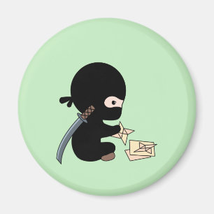 Imã Pequeno Ninja Fazendo Estrela de Papel Origami par