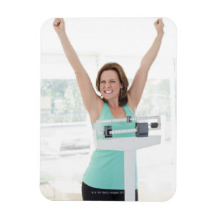 Ímã Perda de peso bem-sucedida. Mulher feliz pesando