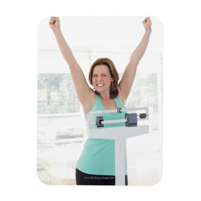 Ímã Perda de peso bem-sucedida. Mulher feliz pesando (Vertical)