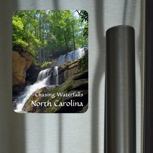 Ímã Perseguindo Waterfall North Carolina Mountain Phot (Criador carregado)