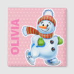 Imã Personagens personalizados do Magnet Christmas Sno<br><div class="desc">Personagens personalizados do Magnet Christmas Snowman. Personagens personalizados do Magnet Christmas Snowman. É tão fácil mudar o nome! Uma variedade de personagens de boneco de neve engolindo, esquiando e patinando. Cuidado com o jogo de correspondência com personagens de neve músicos batendo e mexendo também. Disponível em outros presentes e produtos....</div>