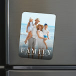Ímã Personalização minimalista da família de fotos mod<br><div class="desc">Esta design apresenta uma fotografia de um ímã moderno da família, uma tenda Instagram clássico, uma típica vitória minimalista simples, um momento de festas de viagem, um momento de festas de festas, uma foto de geladeira magnética, uma elegante clássica moderna, família de viagens de férias crianças, fotos de eventos especiais...</div>