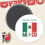Imã Personalização Verde do México e da Bandeira do Mé<br><div class="desc">México e bandeira mexicana com ímã de personalização verde. O ímã redondo divertido mostra a bandeira mexicana e a palavra MÉXICO abaixo. Adicionar um nome em letras verdes para uma aparência personalizada. Excelente para uma lembrança de reuniões familiares,  Cinco de Mayo,  grupos viagem e clubes.</div>