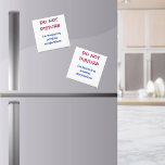 Imã Personalizado Engraçado Não Incomodar Magnet<br><div class="desc">Você gosta de cozinhar ou conhecer outra pessoa? Você pode criar o perfeito na cozinha do Home Chef com este lindo ímã quadrado da cozinha. O humorístico texto vermelho e azul diz, "NÃO PERTURBA, estou preparando outra obra-prima." Até um cozinheiro de 5 estrelas precisa de senso de humor numa cozinha...</div>