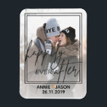 Ímã Personalizar | Feliz Nunca Depois | Manter Magnet<br><div class="desc">Personalizar | Feliz Nunca Depois | keepsaemet Magnet . Uma vitória de casamento com a foto do casal de casamento e os nomes e a data de casamento. personalize-a mudando a foto e os nomes da noiva e do noivo e também a data do casamento. Para mais personalização, sinta-se à...</div>