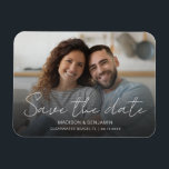 Ímã Personalizar Salvar A Foto Do Noivado De Casamento<br><div class="desc">Personalizado Salve a data foto casamento 3" x4" magnetas mostram sua foto de noivado horizontal favorita, sobreposta com "Salvar a data" em lindíssima caligrafia de script e seu primeiro ou primeiro e sobrenomes, o destino de seu casamento e a data em uma simples tipografia moderna. Personalize seu ímã hoje e...</div>